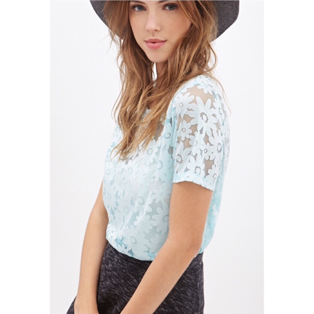 Daisy patterned mesh tee